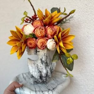 Dirbtinių gėlių kopozicija rankų darbo vazoje