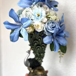 Dirbtinių gėlių kopozicija, povo vazoje.