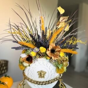 Dirbtinių gėlių kompozicija keramikinėje vazoje