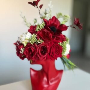 Dirbtinių gėlių kompozicija rankų darbo vazoje