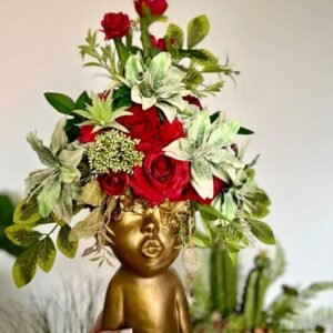 Dirbtinių gėlių kompozicija keramikėje vazoje