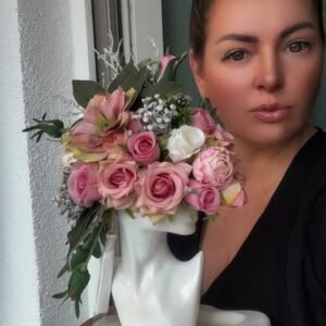 Gėlių kompozicija mano kurtoje vazoje +dovanų padėkliukas