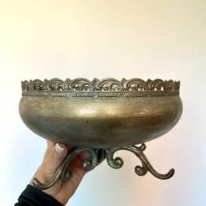 Metalinė vaza ant trijų kojelių